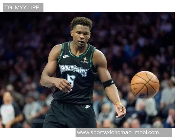 爱德华兹半场表现出色9投6中砍下15分三分球完美命中助力球队奋勇争先