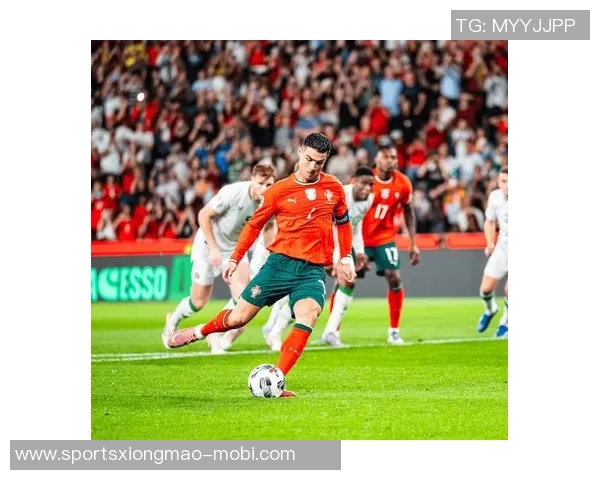 葡萄牙球员内维斯等在巴黎夺七冠国家队发海报庆祝辉煌成就